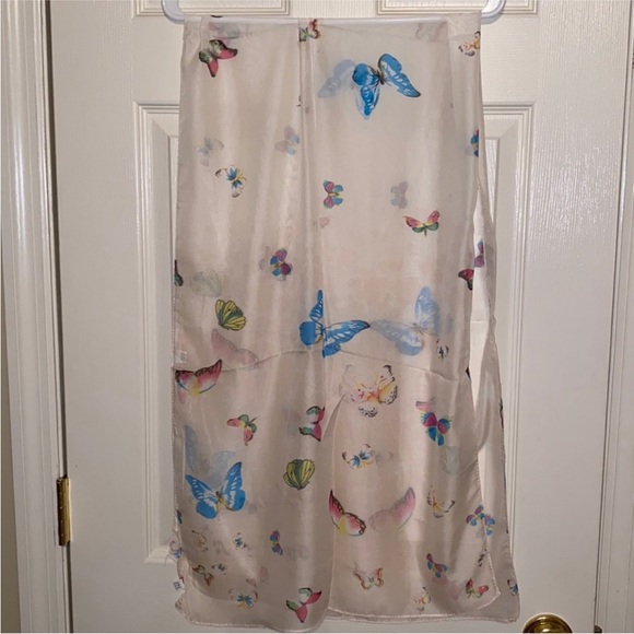 Semi-sheer lightweight, butterfly scarf - Picture 2 of 2